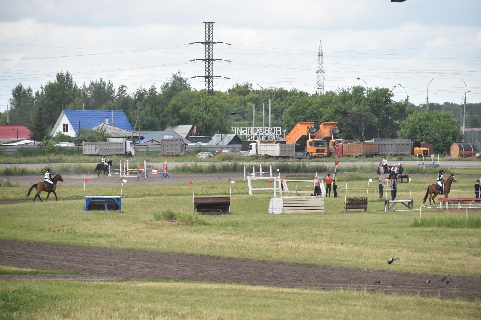 Фото На ипподроме Новосибирска проходит чемпионат СФО по конному спорту 2 - Сиб.ФМ Фото На ипподроме Новосибирска проходит чемпионат СФО по конному спорту 2